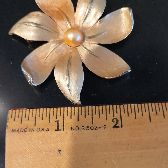 Kramer Peach And Gold Metal Flower Brooch with Faux Pearl Center - Picture 3 of 3